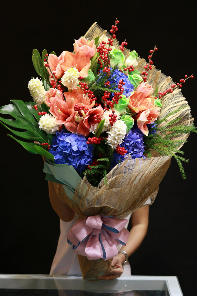 Đại gia Sài Thành chi gần 100 triệu mua 1 bình hoa tươi dịp 20/10