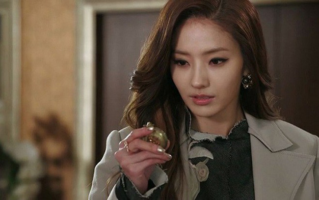 Biết chồng ngoại tình lại còn dẫn bồ nhí đi mua quà 20/10, vợ trẻ ra đòn khiến cả anh cả ả bẽ bàng