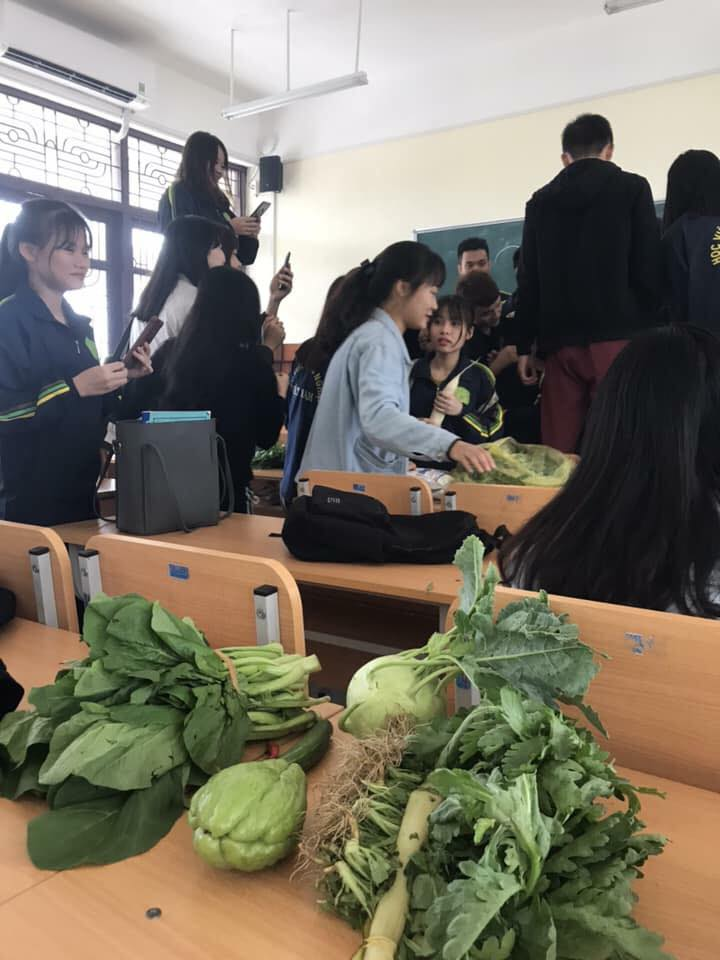 20/10 tặng con gái trong lớp toàn rau xanh và băng vệ sinh, những chàng trai tâm lý nhất năm đây rồi