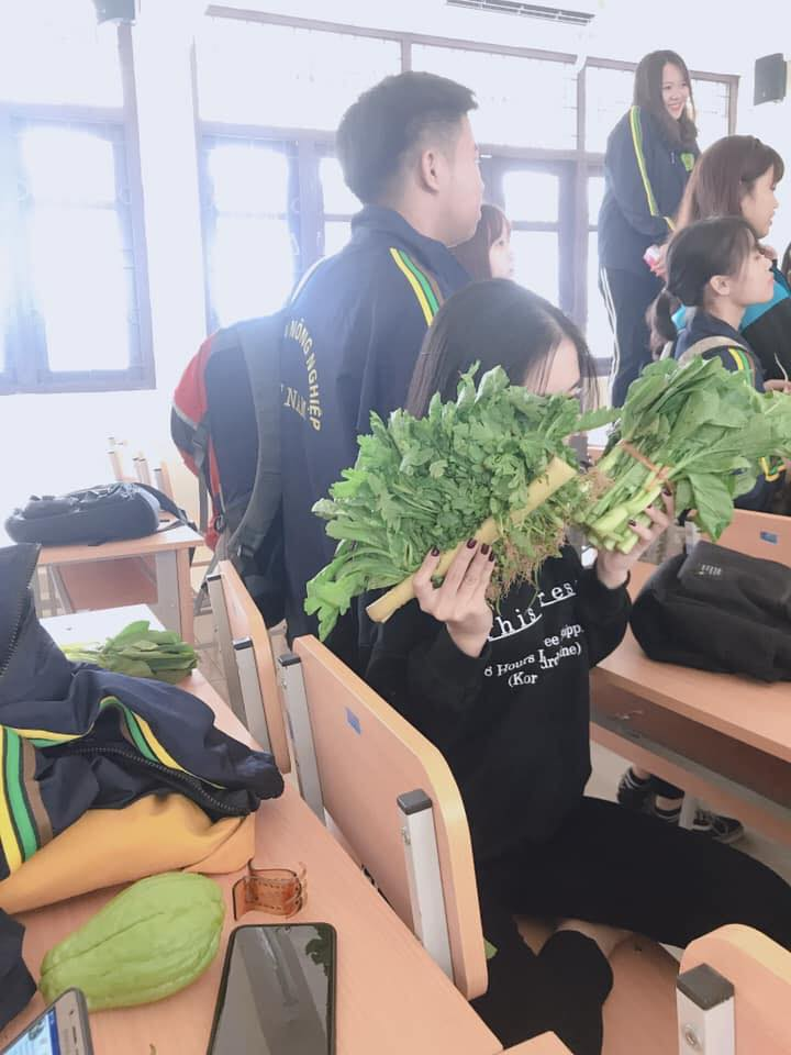 20/10 tặng con gái trong lớp toàn rau xanh và băng vệ sinh, những chàng trai tâm lý nhất năm đây rồi