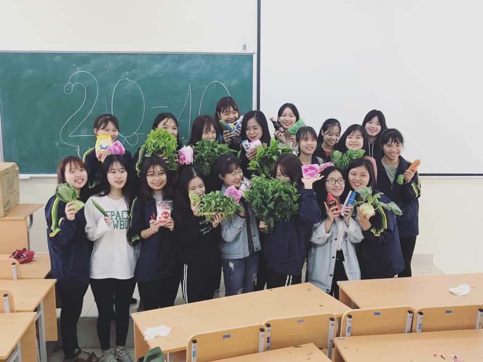 20/10 tặng con gái trong lớp toàn rau xanh và băng vệ sinh, những chàng trai tâm lý nhất năm đây rồi