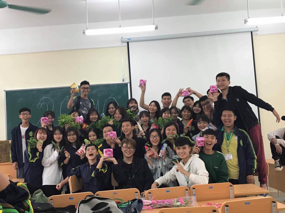 20/10 tặng con gái trong lớp toàn rau xanh và băng vệ sinh, những chàng trai tâm lý nhất năm đây rồi