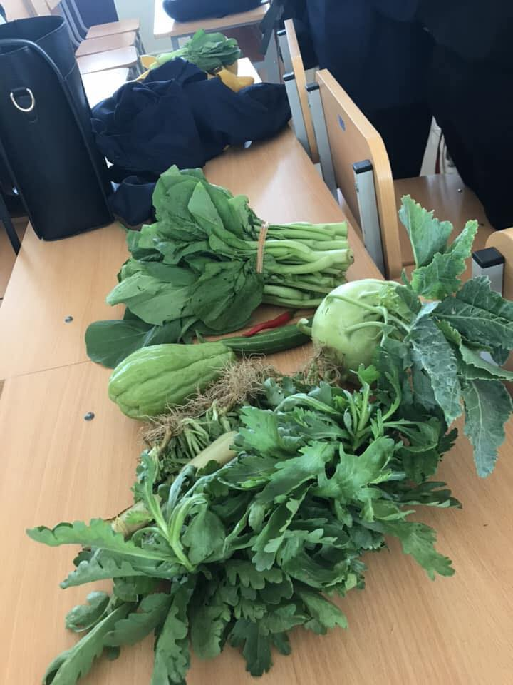 20/10 tặng con gái trong lớp toàn rau xanh và băng vệ sinh, những chàng trai tâm lý nhất năm đây rồi