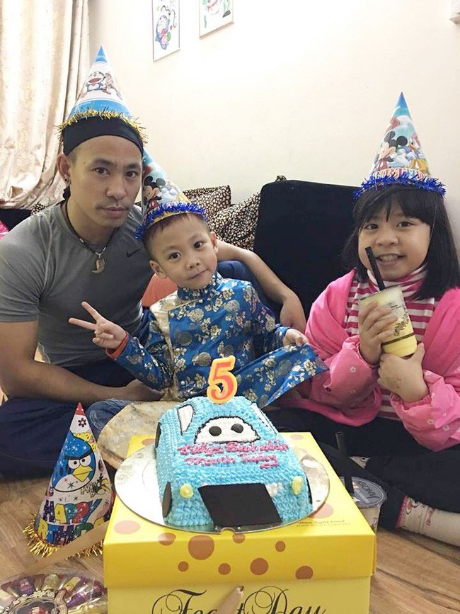 Ông bố Hà Nội trả tiền lương cho con làm việc nhà, bắt con phải bỏ tiền thuê ipad mới được xem