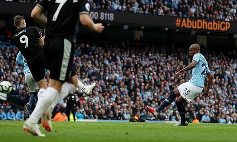 Đại thắng 5 sao, Man City xây chắc ngôi đầu