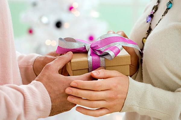 Nhịn ăn nhịn tiêu tặng mẹ chồng quà 20/10 hàng hiệu, không ngờ bà nói câu này