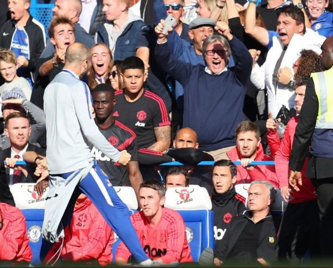 HLV Mourinho nổi nóng, muốn đánh nhau với trợ lý của Sarri