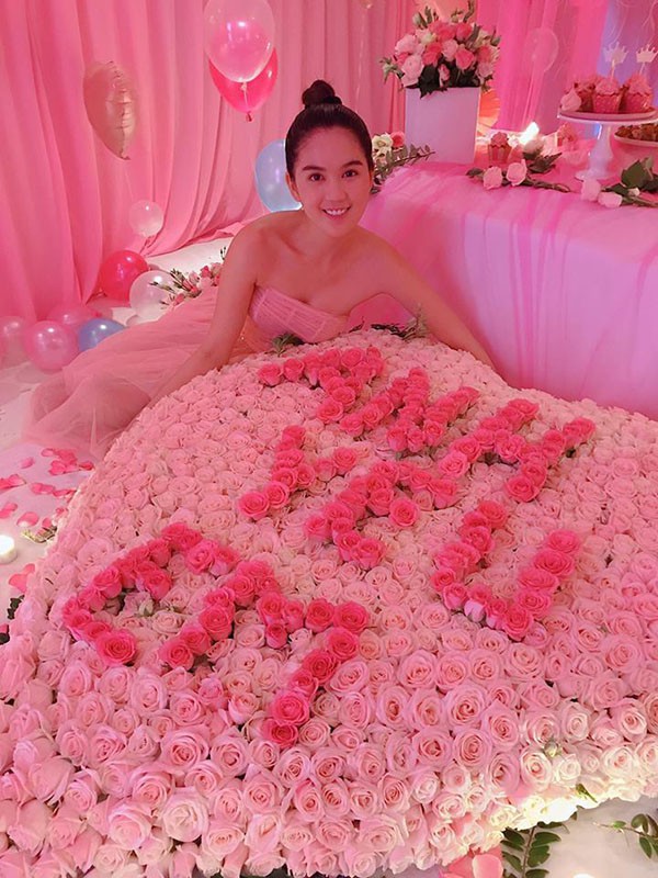 Lộ tin nhắn của người yêu gửi Ngọc Trinh: Xưng hô vợ chồng, cung phụng như bà hoàng