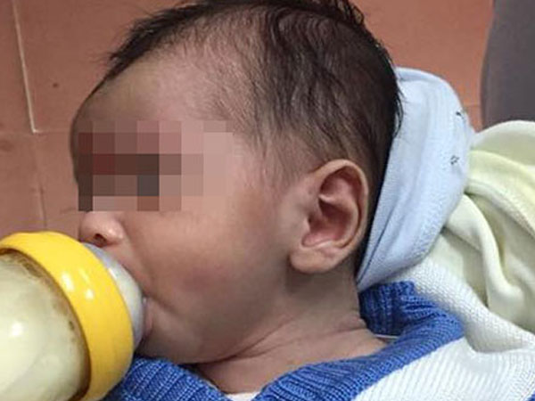 Bé trai hai tháng tuổi bị bỏ rơi bên đường