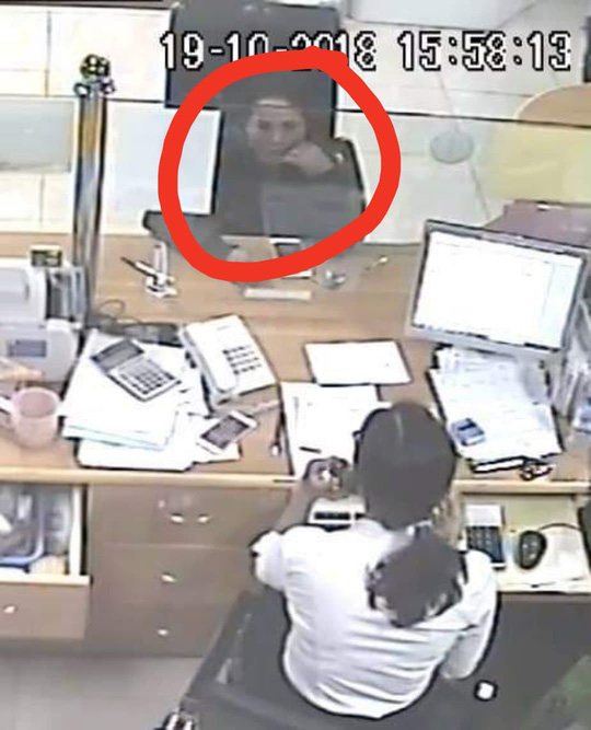 Vào ngân hàng rồi cầm nhầm điện thoại trị giá 20 triệu đồng của khách hàng?