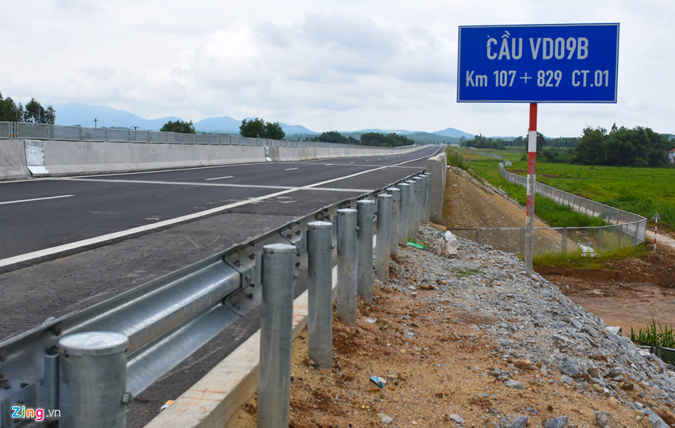 Sau ổ gà, cao tốc 34.500 tỷ Đà Nẵng - Quảng Ngãi bị thấm nước mưa