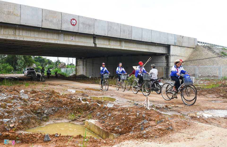 Sau ổ gà, cao tốc 34.500 tỷ Đà Nẵng - Quảng Ngãi bị thấm nước mưa