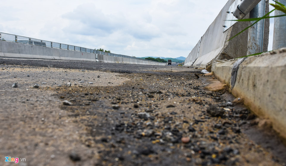 Sau ổ gà, cao tốc 34.500 tỷ Đà Nẵng - Quảng Ngãi bị thấm nước mưa
