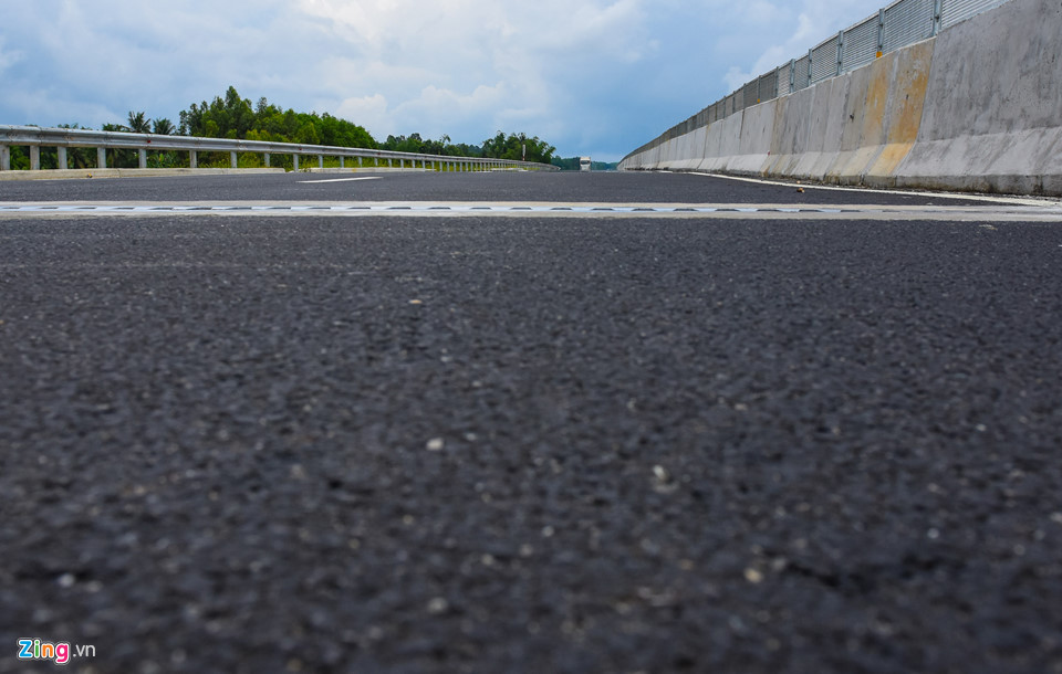 Sau ổ gà, cao tốc 34.500 tỷ Đà Nẵng - Quảng Ngãi bị thấm nước mưa