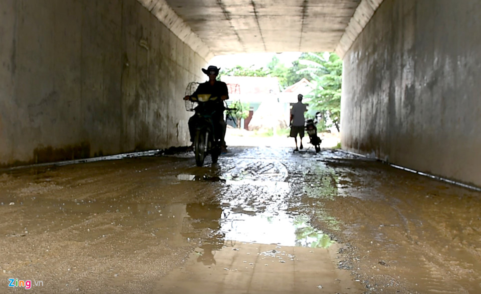 Sau ổ gà, cao tốc 34.500 tỷ Đà Nẵng - Quảng Ngãi bị thấm nước mưa