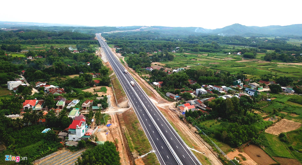 Sau ổ gà, cao tốc 34.500 tỷ Đà Nẵng - Quảng Ngãi bị thấm nước mưa