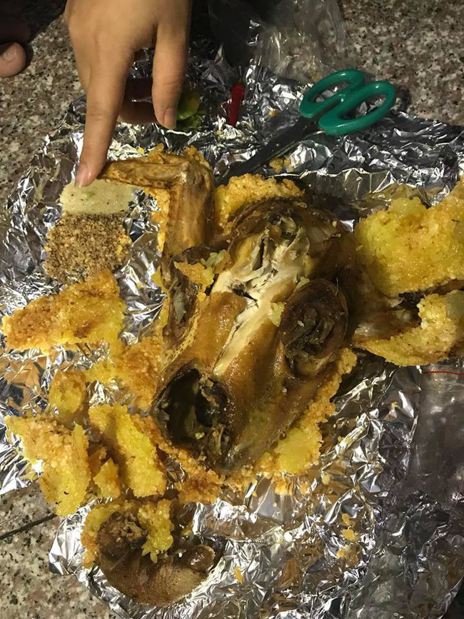 Gọi gà không lối thoát về ăn mừng 20/10, cô nàng uất hận vì nhận được gà suy dinh dưỡng bọc xi-măng Gọi gà không lối thoát về ăn mừng 20/10, cô nàng uất hận vì nhận được gà suy dinh dưỡng bọc xi-măng