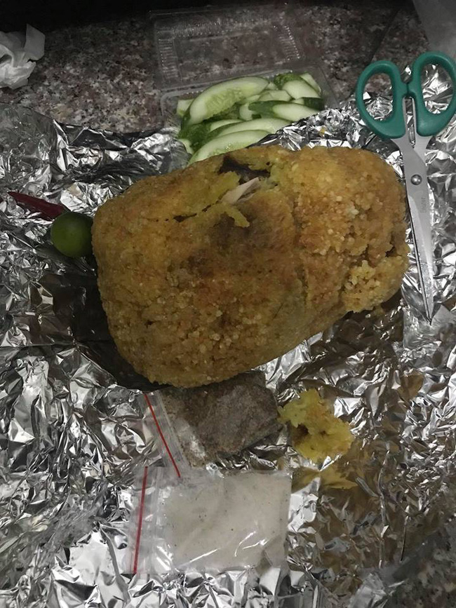 Gọi gà không lối thoát về ăn mừng 20/10, cô nàng uất hận vì nhận được gà suy dinh dưỡng bọc xi-măng Gọi gà không lối thoát về ăn mừng 20/10, cô nàng uất hận vì nhận được gà suy dinh dưỡng bọc xi-măng