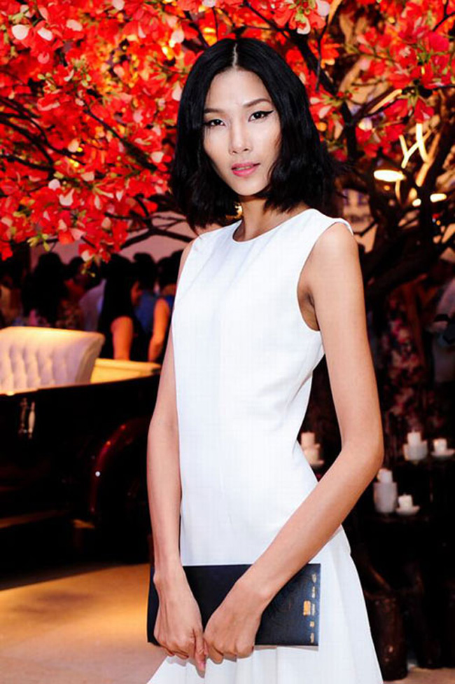 Ảnh: Hoàng Thùy từ gầy trơ xương đến gợi cảm với đường cong chữ S