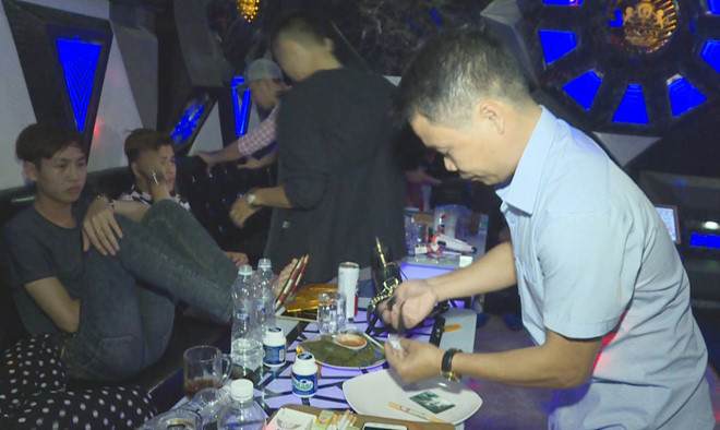 21 nam, nữ sử dụng ma túy trong quán karaoke