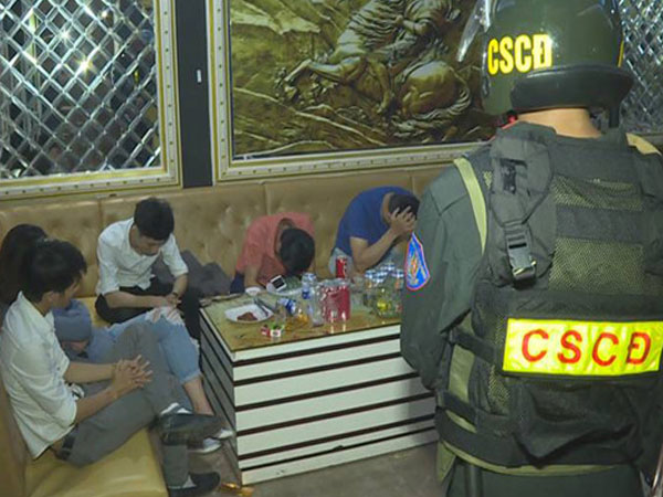 21 nam, nữ sử dụng ma túy trong quán karaoke