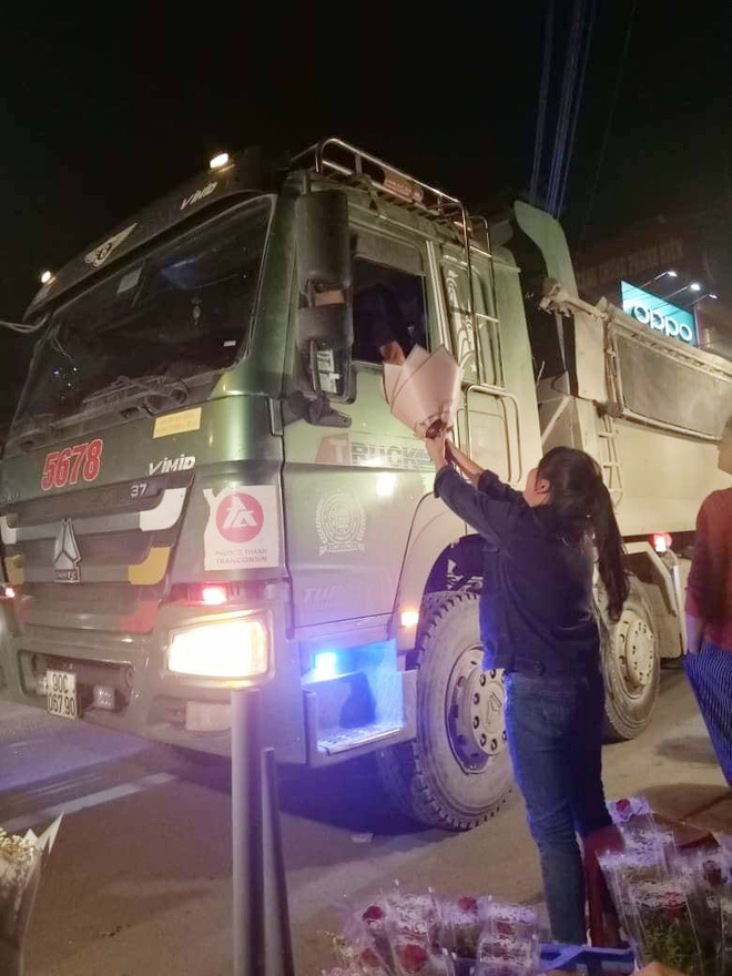 Bác tài xế lái xe hổ vồ vội dừng xe, kéo nhanh chiếc kính mua bó hoa tặng vợ nhân ngày 20/10 khiến nhiều người xúc động