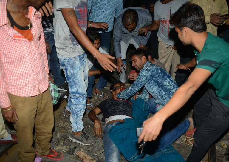 Thi thể nạn nhân la liệt sau vụ tàu hỏa cán qua đám đông ở Ấn Độ