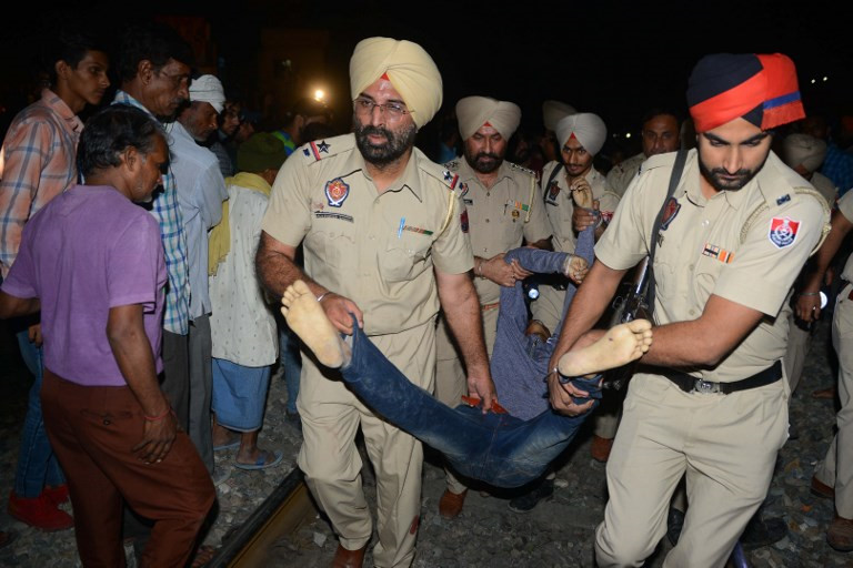 Thi thể nạn nhân la liệt sau vụ tàu hỏa cán qua đám đông ở Ấn Độ