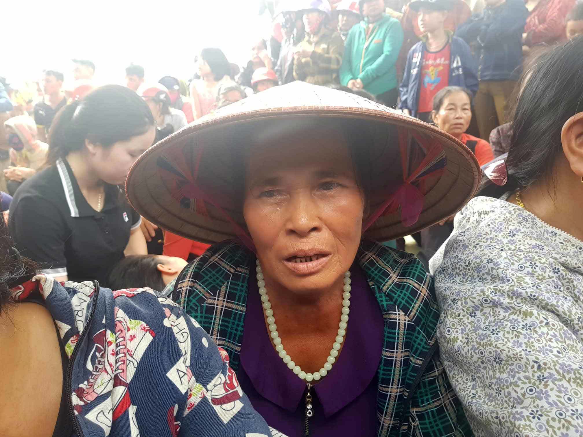 Chị gái khóc ngặt kể phút phát hiện gia đình em trai 4 người treo cổ