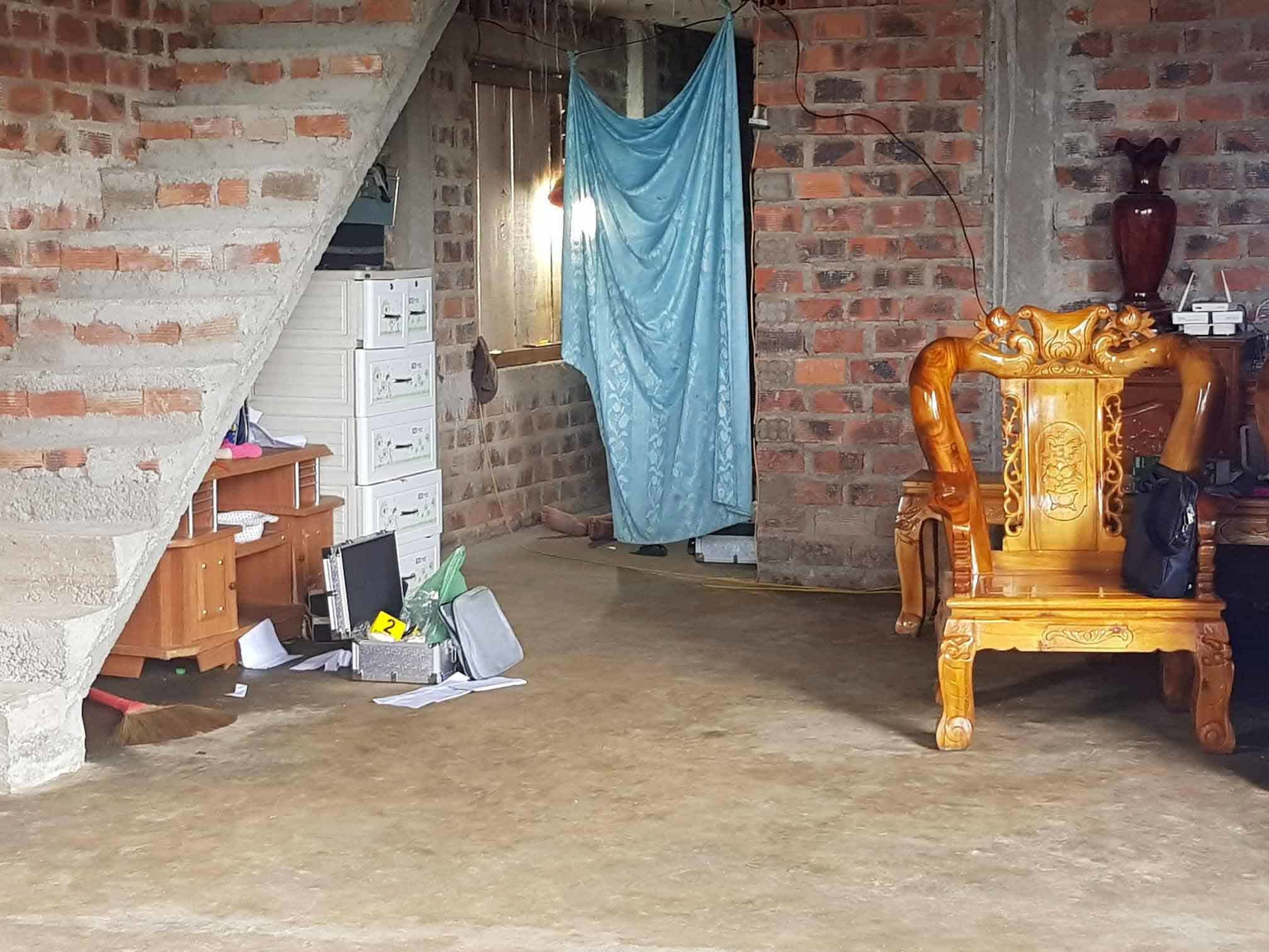 Chị gái khóc ngặt kể phút phát hiện gia đình em trai 4 người treo cổ