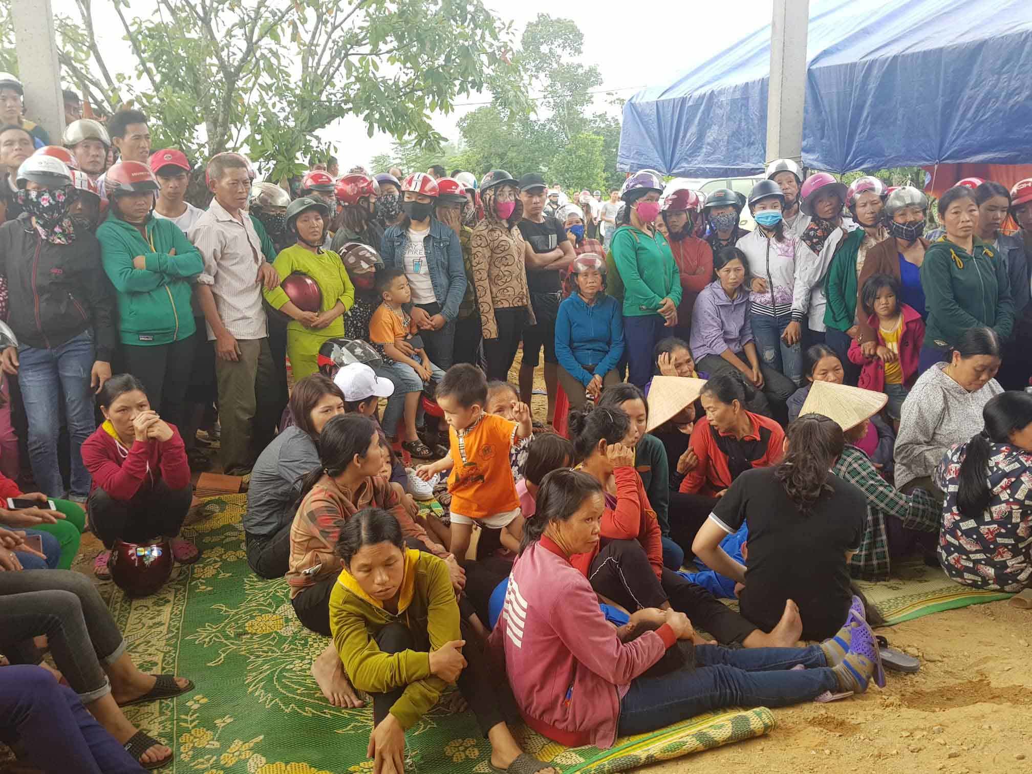 Chị gái khóc ngặt kể phút phát hiện gia đình em trai 4 người treo cổ