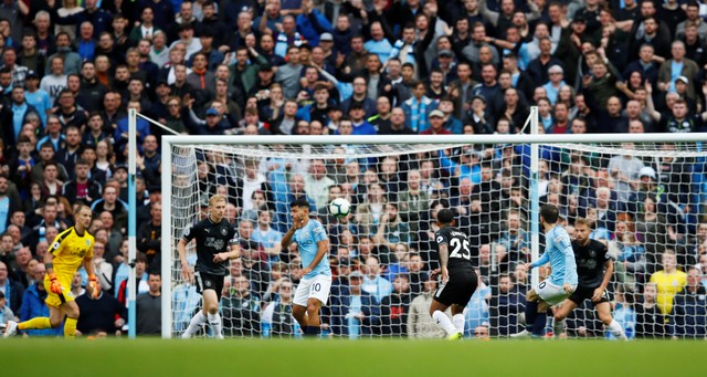 Đại thắng 5 sao, Man City xây chắc ngôi đầu