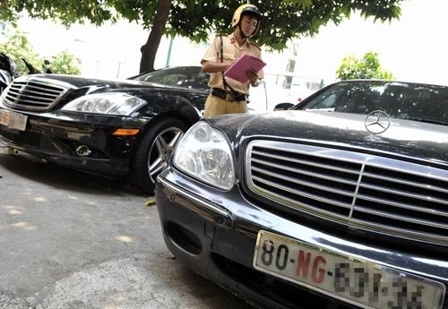 Chơi siêu xe biển ngoại giao: Đại gia mua chui, lậu thuế tiền tỷ