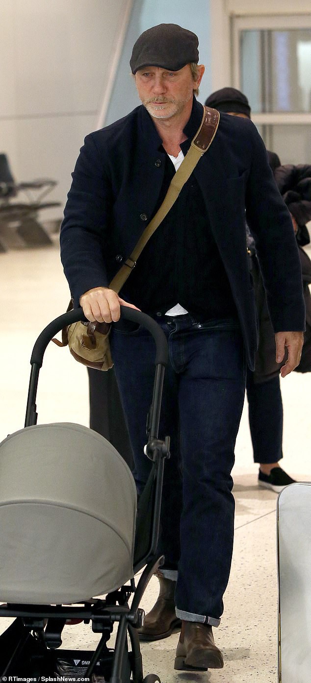 50 tuổi còn phải chăm con mới sinh, Điệp viên 007 phong độ ngày nào giờ phờ phạc, tiều tụy khó nhận ra