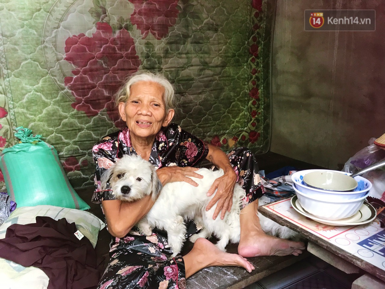 Bà lão trong bức ảnh hôn tạm biệt cậu Vàng trước khi bán chia sẻ lý do nói không đúng sự thật về gia cảnh của mình