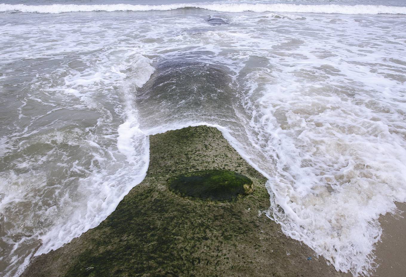 Bờ biển Cửa Đại sạt lở, du khách tắm nắng trên đê