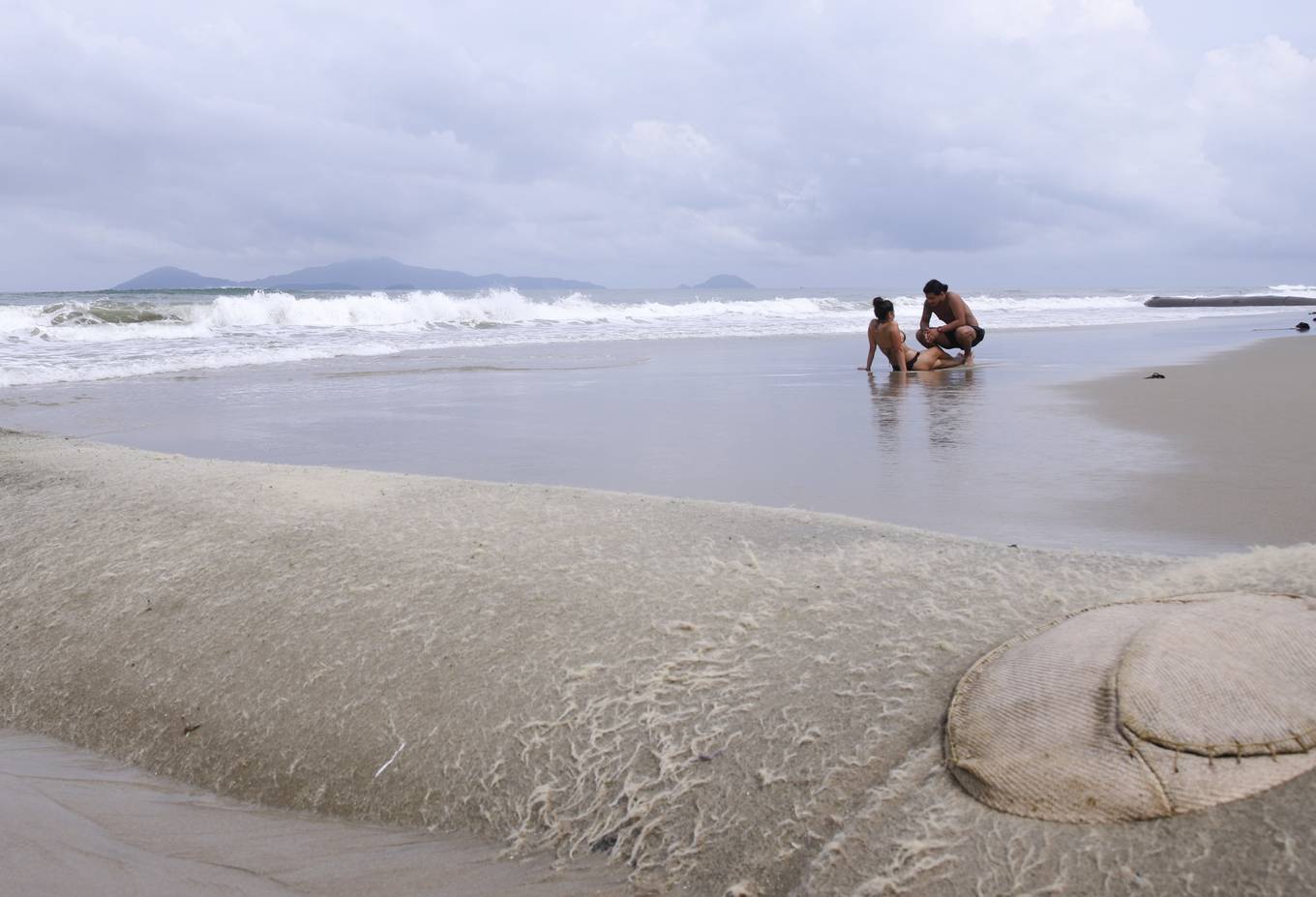 Bờ biển Cửa Đại sạt lở, du khách tắm nắng trên đê