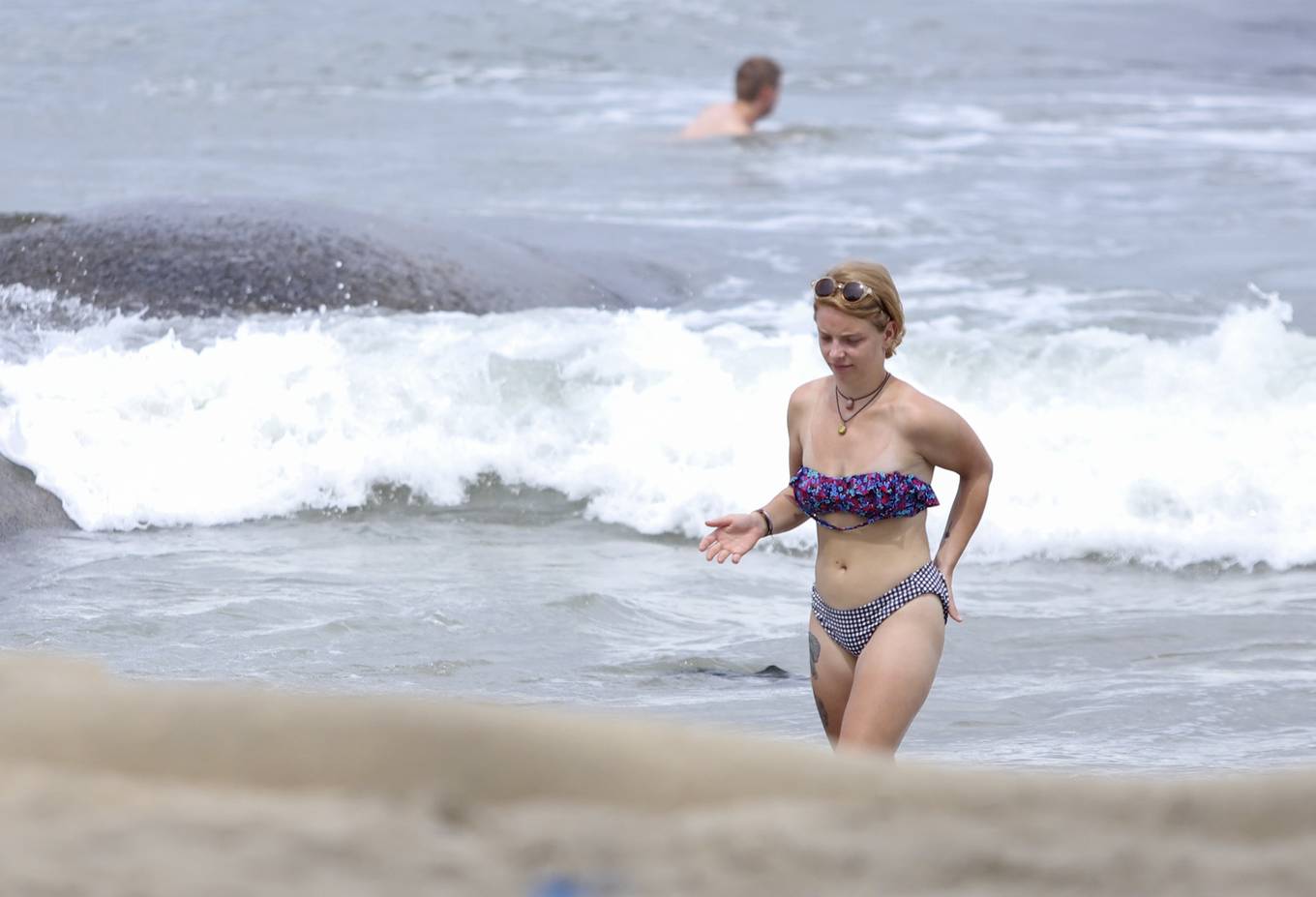 Bờ biển Cửa Đại sạt lở, du khách tắm nắng trên đê