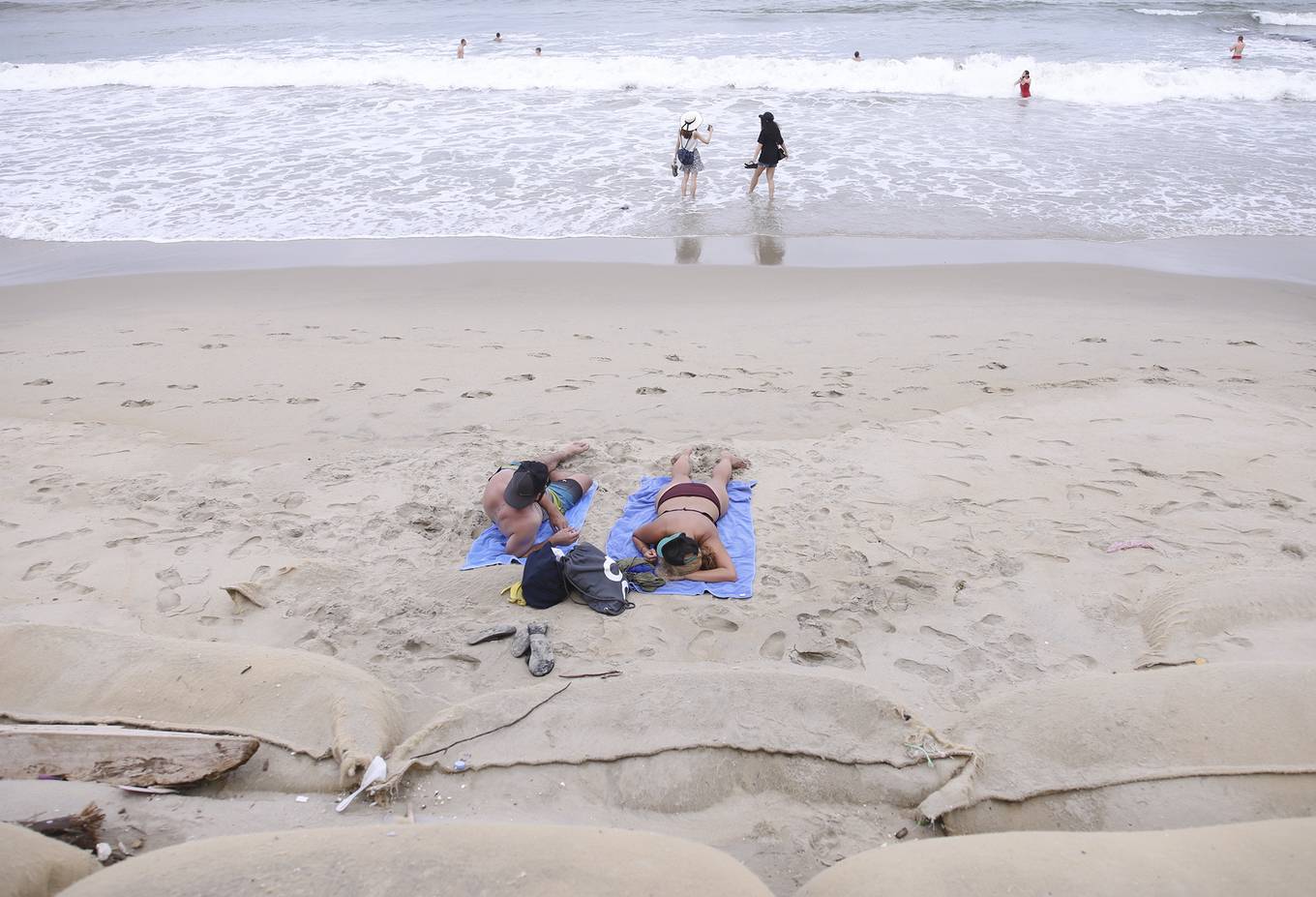 Bờ biển Cửa Đại sạt lở, du khách tắm nắng trên đê