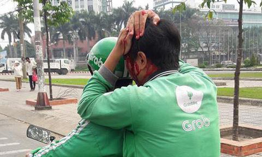 Tài xế GrabBike bị cướp đâm đứt cuống họng trong đêm