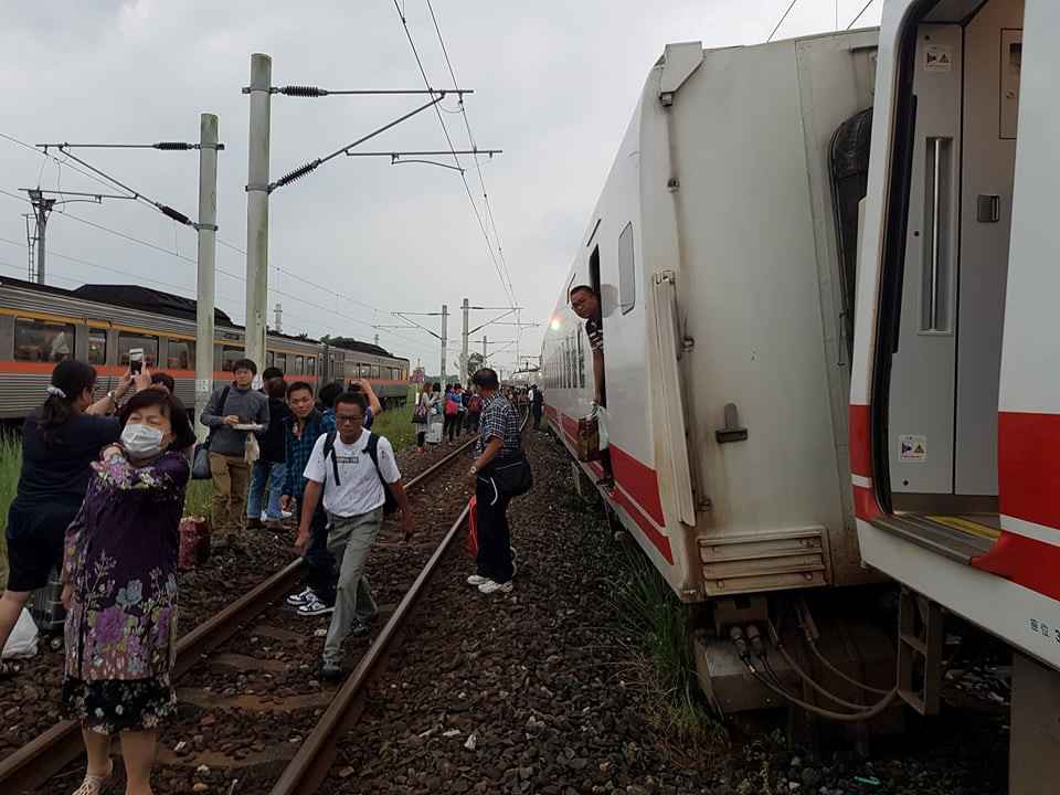 Vụ lật tàu ở Đài Loan: Một số nạn nhân bị toa tàu nghiền nát