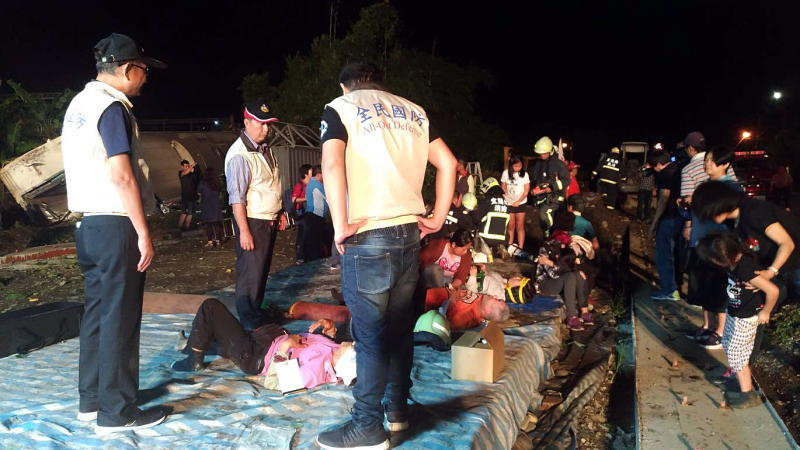 Vụ lật tàu ở Đài Loan: Một số nạn nhân bị toa tàu nghiền nát