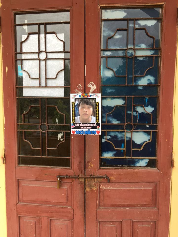 Bạn thân kiểu mới: In ảnh dìm hàng thành poster dán hết cửa lớp để... chúc mừng sinh nhật