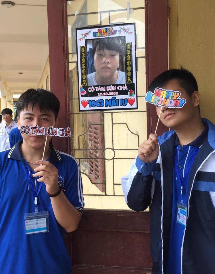 Bạn thân kiểu mới: In ảnh dìm hàng thành poster dán hết cửa lớp để... chúc mừng sinh nhật