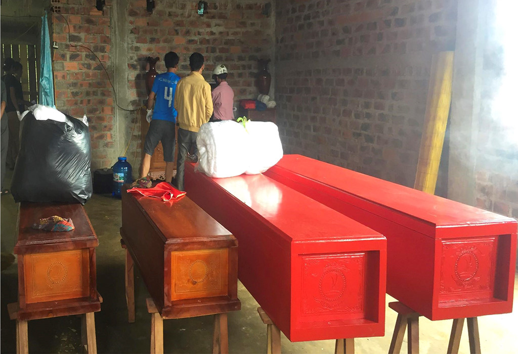 Cuộc sống bế tắc của gia đình 4 người treo cổ tự tử