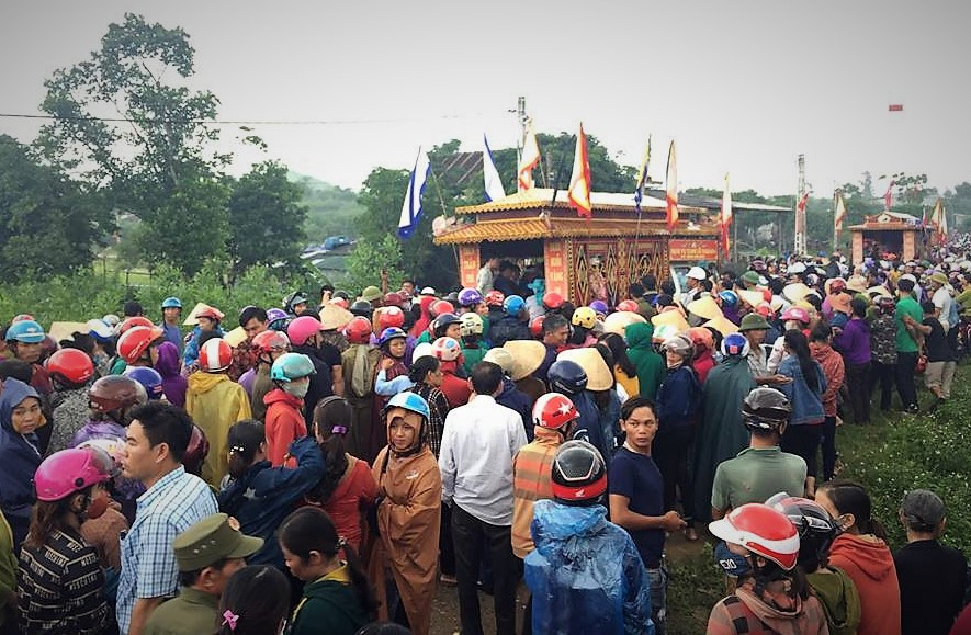 Cuộc sống bế tắc của gia đình 4 người treo cổ tự tử