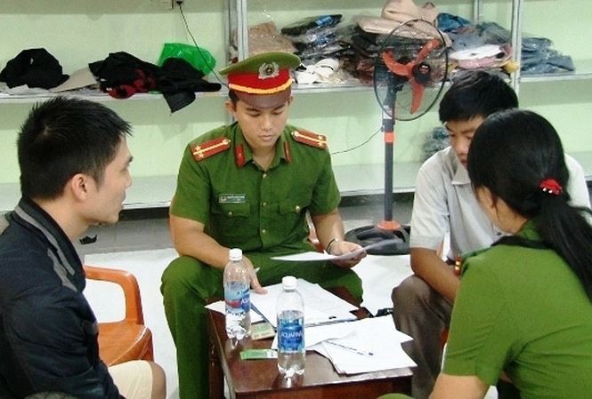 Phù phép gần 2.000 bộ quần áo không rõ nguồn gốc thành hàng hiệu