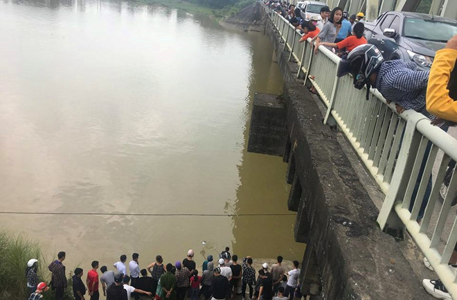 Nam thanh niên tuổi 18 nhảy cầu Hàm Rồng tự tử