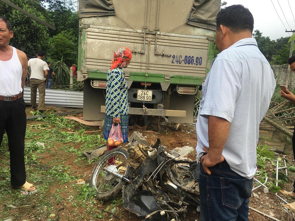 Lào Cai: Đang trong vườn, đôi vợ chồng bị ô tô tải mất lái lao vào đâm tử vong