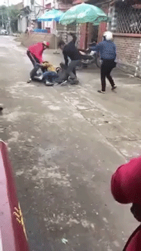 Chồng một mình chống lại cả thế giới khi bị nhà vợ bắt quả tang cầm hoa quà, chở người phụ nữ lạ ngày 20/10